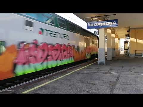 Incrocio treno Intercity con Regio Express alla stazione di Secugnago (LO)