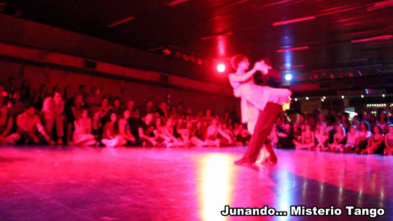 ESTEBAN MORENO Y CLAUDIA CODEGA EN EL MISTERIO (01)