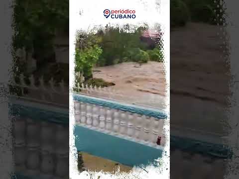 La crecida del río cercano a la iglesia católica de Banes, en Holguín