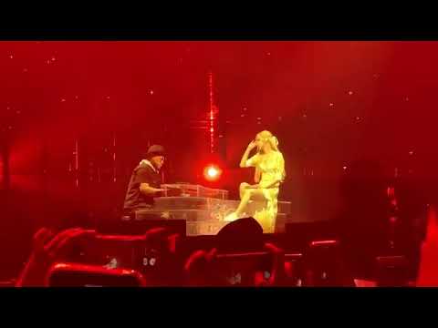 Rose solo stage in bangkok outfit is so nice