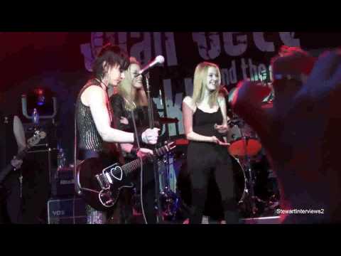 Kristen Stewart & Dakota Fanning join Joan Jett & Cherie Currie Onstage (January 23, 2010)