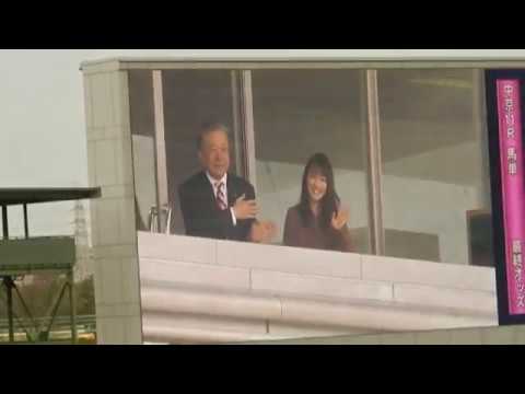 競馬2017阪神ジュベナイルフィリーズ/女優の川栄李奈さんが場内ビジョンに登場し盛り上がりを見せる(2017.12.10)