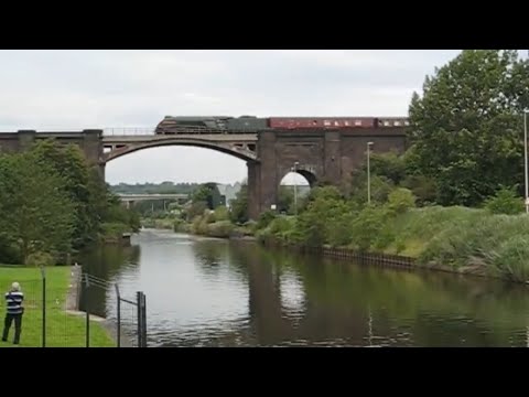 60009 crosses the River Weaver with The North Wales Coast Express 19th August 2012