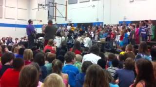 Aanen's Kindergarten class sings with Nicholas David.