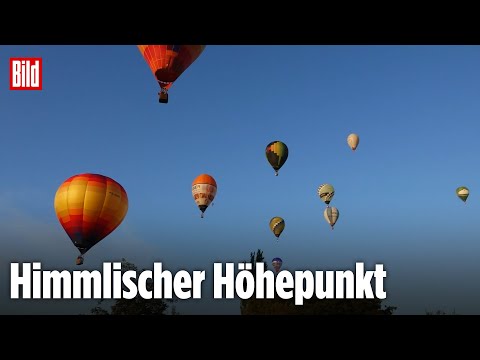 Oberfranken, Burgebrach: Ballonglühen begeistert hunderte Zuschauer