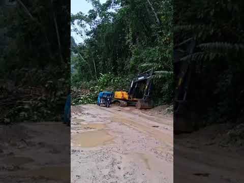 Intensas lluvias,Huayco bloquean carretera en Villa Rica Bermúdez ,Pasco, Oxapampa