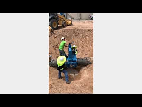 Insertion of the AVT EZ Valve wedge gate is a smooth operation