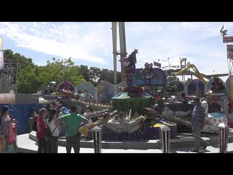 Am Luftverkehr orientiertes Kinderkarussell auf dem Aschaffenburger Volksfest am 23.06.2014