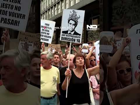 Protesters call for central government control of wildfires in Spain #nocomment #youtubeshorts