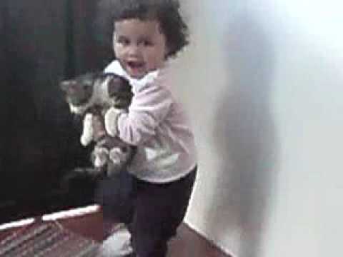 Daniela atrapa al gato!!