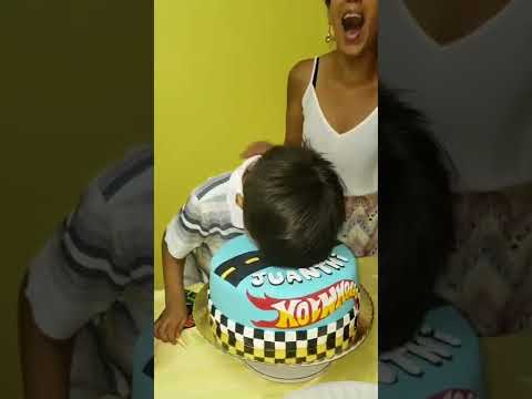 Coitado,ele só queria enfiar a cara no bolo#shorts