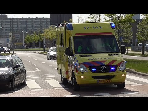 Container Ambulance 17-142 met spoed naar de Kievitsweg in Ridderkerk. #122