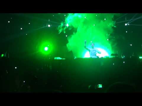 Armin van Buuren playing F-6 Vs Aly & Fila - We Genre Control The Sunlight (Armin van Buuren Mashup)