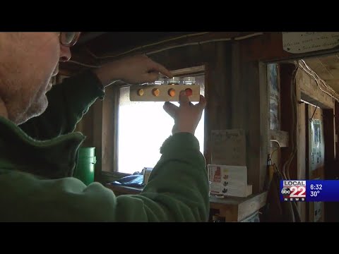 サマータイムに入ると、メープルの砂糖漬けは最盛期を迎えます。 (As we spring into daylight saving time, maple sugaring is in its prime)