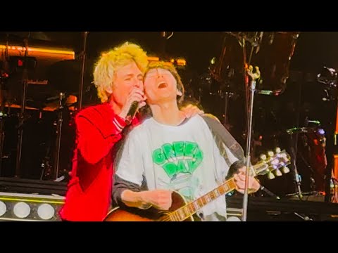 GREEN DAY - Good Riddance (K Arena Yokohama 2025-02-26 w/audience member on guitar)