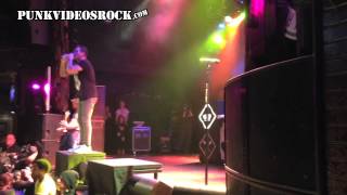 New Found Glory perform &quot;Selfless&quot; on Glamour Kills Tour 2014