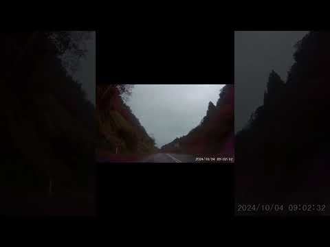 空中に吊られたスイミングプールからは、イタリアのプステリア渓谷の素晴らしい景色を眺めることができます。  庭園