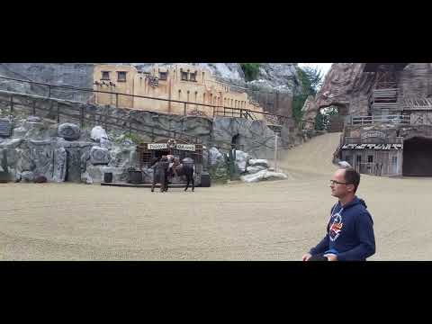 Karl May Spiele Bad Segeberg 2022: Paddy wird in den Saloon gebracht