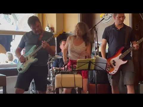 Springen bij 32 graden! Coverband Nette Jongens doet het gewoon! Altijd een feest!