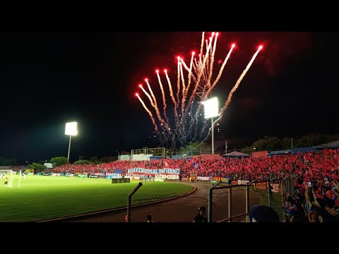 "Recibimiento y ambiente de la afición Santaneca en el clásico nacional C.D FAS (1)vs C.D Águila (0)." Barra: Turba Roja &bull; Club: Deportivo FAS