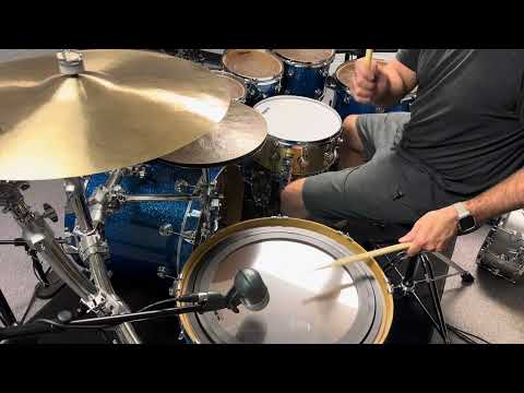 Evans Emad2 on a 20x16 DW Collector’s Series Floor Tom