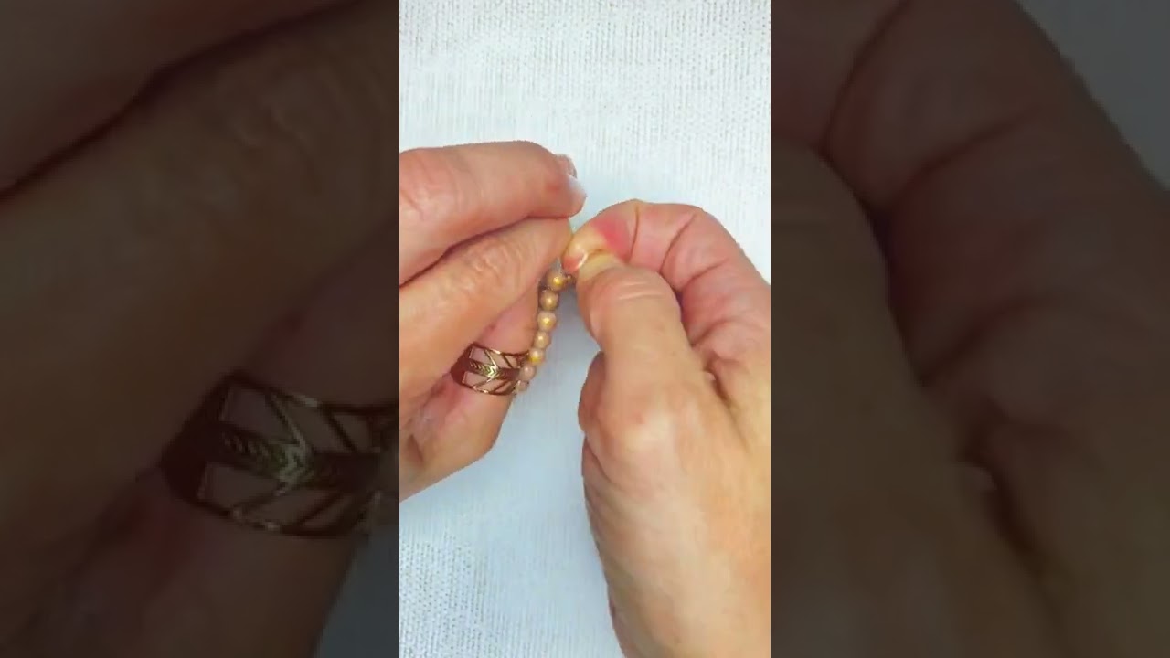 Comment faire un nœud de chirurgien pour terminer un bracelet de perles en fil élastique 