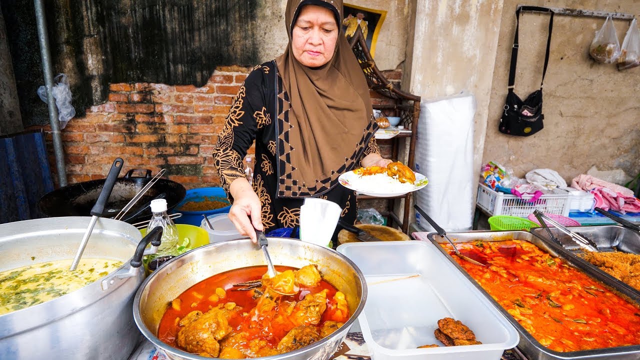 Halal Thai Street Food in Bangkok - AMAZING THAI CURRY and ROTI Food Tour!
