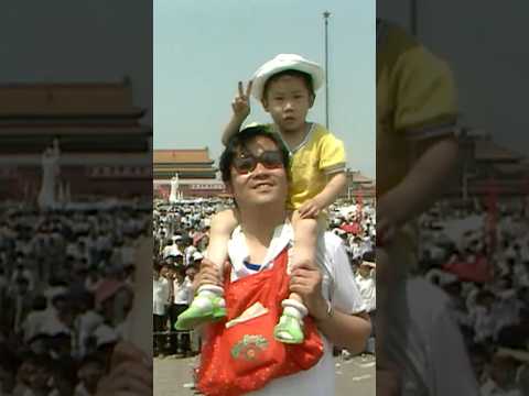 六四屠杀前，小姑娘在天安门广场上唱大灰狼，周围一片欢呼。到6月1号，广场的形势都比较稳定，帐篷内的学生数量并不多，为什么做出开枪的残忍决策有不同的说法。美国之音在当时成了戒严部队反复念叨的名字。