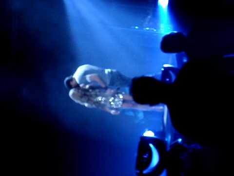 ENRIQUE IGLESIAS AND DJ HAVANA BROWN singing heartbeat