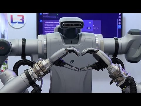Taiwanisches Unternehmen stellt neues E-Auto und humanoiden Kaffee-Roboter vor