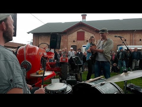 Blues band performs concert to the beat of old tractor (Motorblues with H.P. Lange & Friends)