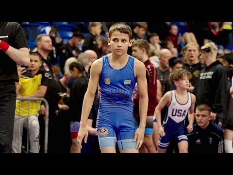 U15 Denis Stamat (SWE) vs Serhii Yakymenko (UKR) 38kg. Greco-roman boys youth wrestling. B-cam-man
