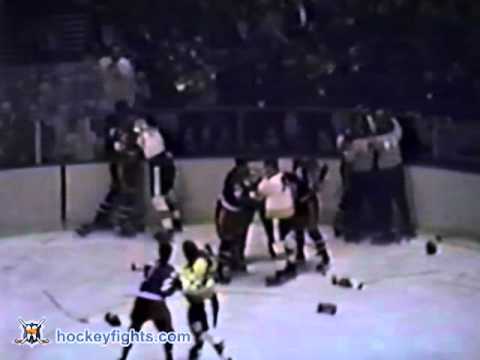 Wayne Cashman vs Orland Kurtenbach