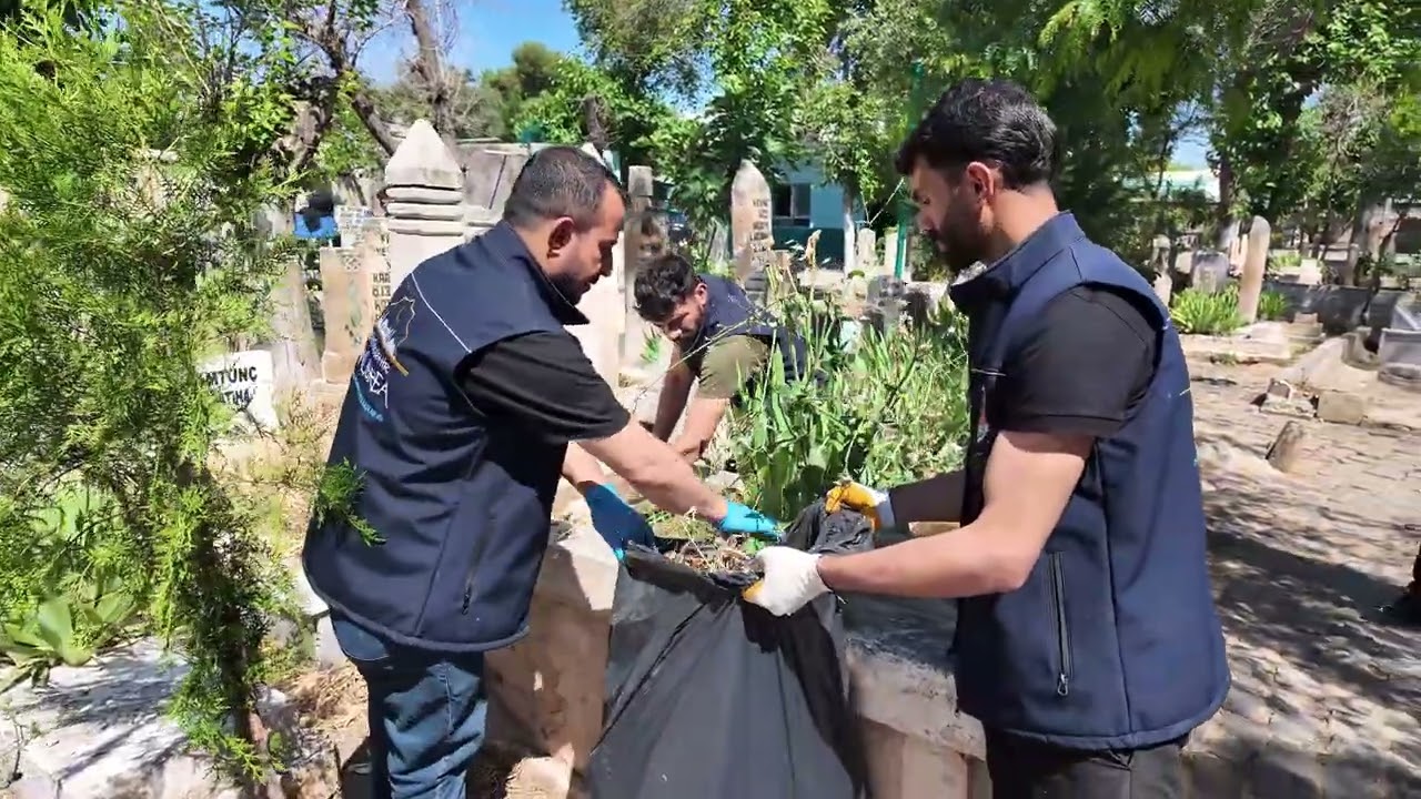 BÜYÜKŞEHİR EKİPLERİ MEZARLIKLARI BAYRAMA HAZIRLADI