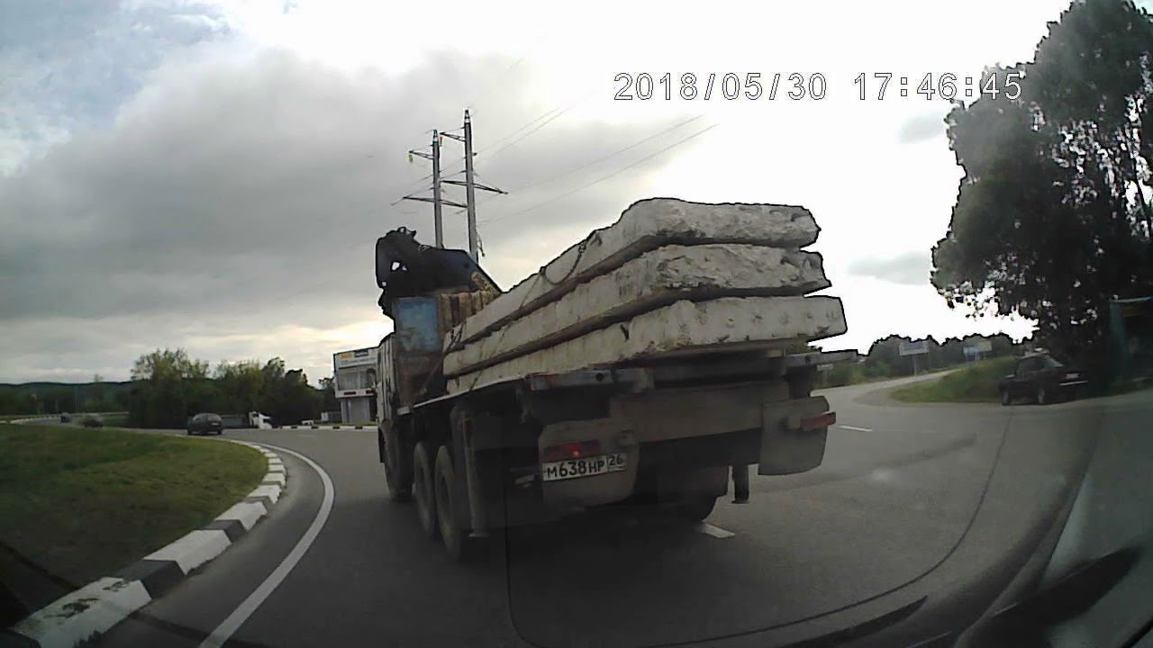 КАМАЗист виляет по дороге и не дает проехать автоледи