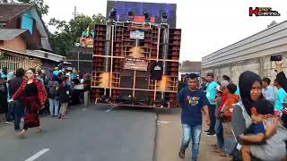 Download lagu PERHATIAN..RISWANDA putar DJ andalan saat lewat di samping strom . lihat reaksi strom mp3