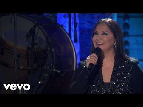 Videoclip de Y Aquí Estoy (Altos De Chavón Live Version) — Ana Gabriel
