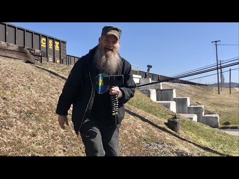 Freight Train Hopping Legend HOBO SHOESTRING! Huge Railroad Yard Underpass CSX Russell Yard Kentucky Video