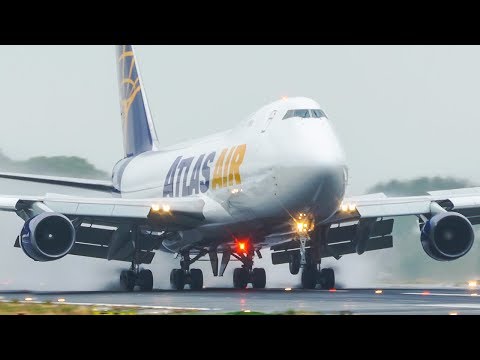 VERY HARD BOEING 747 LANDING on a wet runway