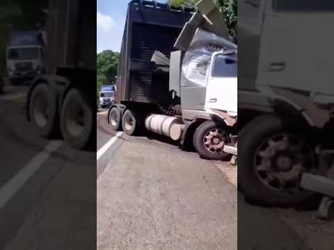🚧 Colisão entre caminhões causa bloqueio na BR-153 em Santa Tereza de Goiás