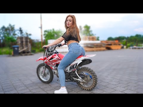 Meisje Leren Crossmotor Rijden!