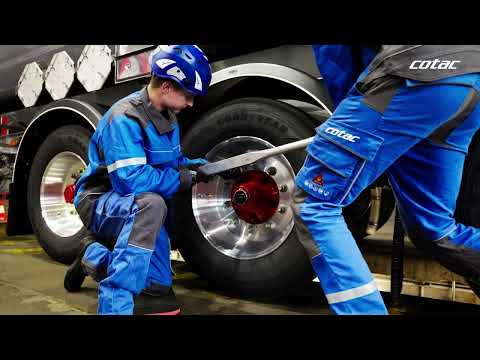 Unser engagiertes KFZ-Team in der Werkstatt bei cotac