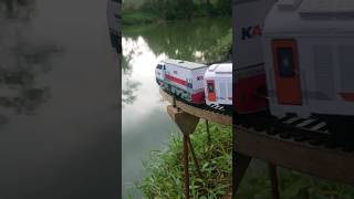 Download lagu anjlok || lokomotif cc203 dan tiga gerbong penumpang anjlok di jembatan kereta api #shorts mp3
