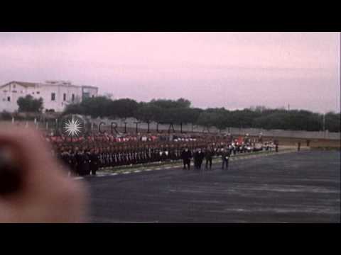 O presidente da Tunísia, Habib Bourguiba, fala ao microfone e apresenta o presidente... HD filme