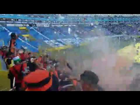 "Recibimiento LBC desde la tribuna" Barra: Super Naranja - Inmortal 12 - LBC • Club: Club Deportivo Ãguila