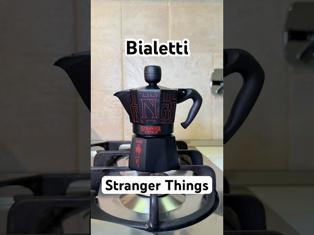 Vídeo relacionado con Bialetti Botella térmica Stranger Things, 600 ml – brilla en la oscuridad, mantiene la temperatura, no apta para lavavajillas