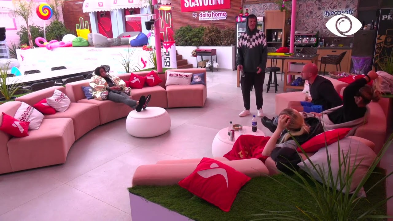 Banorët këndojnë në oborr duke shijuar reshjet e shiut