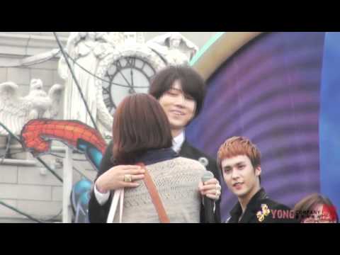 [Fancam] 111103 BEAST -  Hug Lucky Fan @ HALLOWEEN DREAM LIVE in USJ