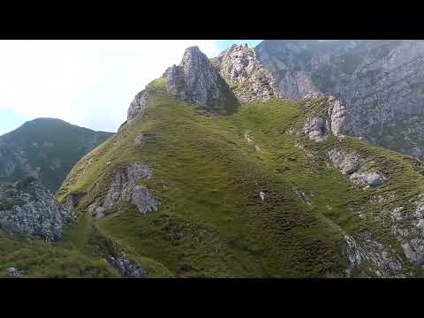 UN PENSIONAR LA PLIMBARE PE CREASTA BALAURULUI DIN BUCEGI ; UN TRASEU NEMARCAT FOARTE FRUMOS SI SPEC