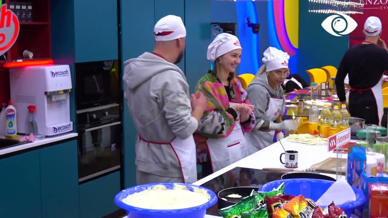 Teksa gatuajnë petulla, Luizi puth Kiarën në kuzhinë